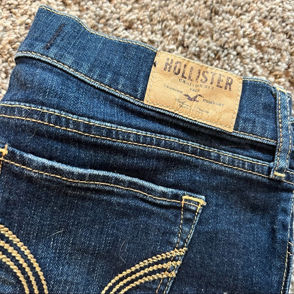 Size 5 Hollister low rise denim shorts - Picture 3 of 4